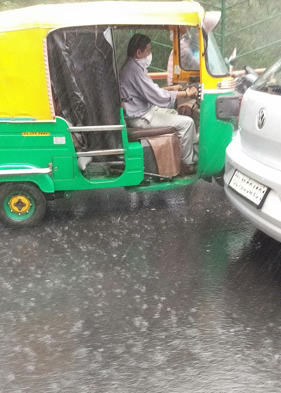 राजधानी दिल्ली के कई इलाकों में तेज बारिश, उमस और गर्मी से मिली राहत